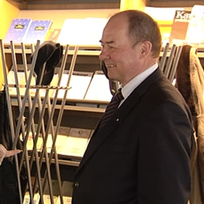 Ben Zyskowicz ja Iiro Viinanen keskustelevat.