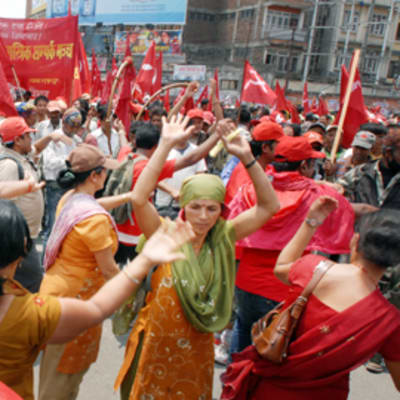 Maokapinalliset tanssivat mielenosoituksessa Katmandussa.