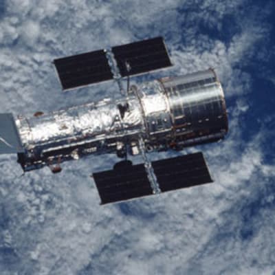 Nasan Hubble-teleskooppi avaruudessa Maata vasten.