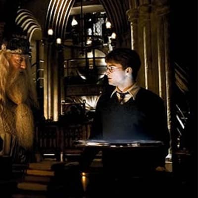 Dumbledore ja Harry Dumbledoren työhuoneessa