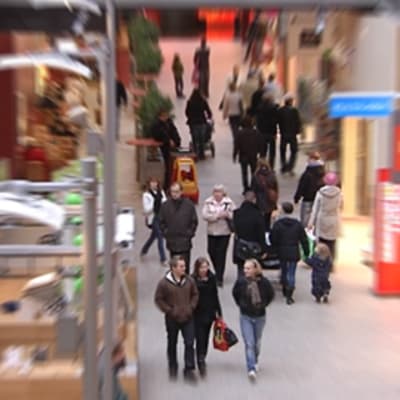 Ihmisvilinää kauppakeskuksen käytävällä