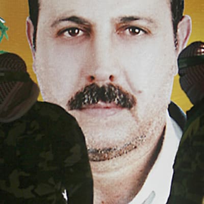 Kaksi Hamasin sotilasta murhatun Mahmoud al-Mabhouhin kuvan edessä