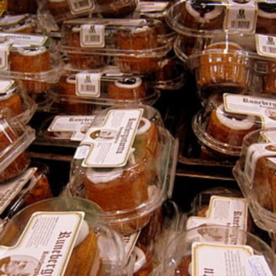 Runebergin torttuja kaupan hyllyssä
