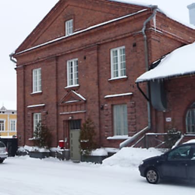 Kuvassa vanha Tullipakkahuone, jossa kiistellyt tilat sijaitsevat.
