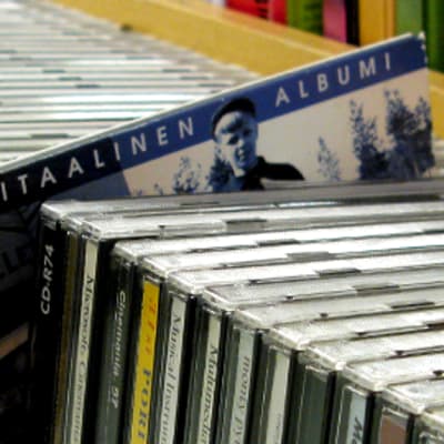 CD-levyjä hyllyssä.