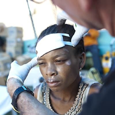 Haitilaisnainen sai hoitoa vammoihinsa Port-au-Princen jalkapallostadionilla