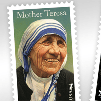 Yhdysvalloissa julkistetut postimerkit Äiti Teresasta ja Katharine Hepburnista.