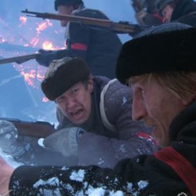 Osku (Niko Saarela) ja Akseli (Ilkka Koivula) taisteluiden keskellä Timo Koivusalon uusimmassa elokuvassa, joka saa ensi-iltansa 4.12.