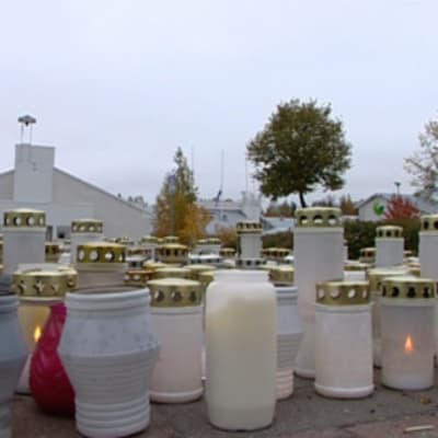 Kynttilöitä Kauhajoen ammattikorkeakoulun ulkopuolella syyskuussa 2008.