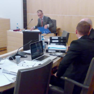 Jouko Nurminen, Lasse Vuola ja Esa Puranen Kauhajoen käräjäoikeudessa.
