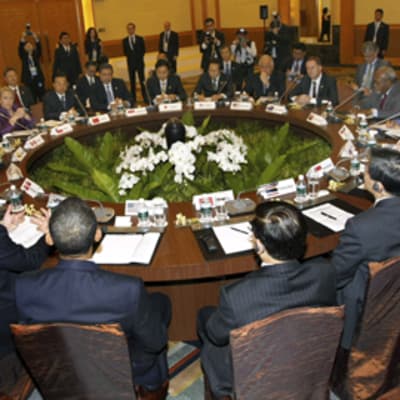 APEC kokoukseen osallistuvat johtajat pyöreän pöydän ääressä.