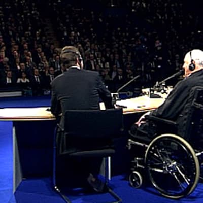 Saksan entinen liittokansleri Helmut Kohl, Yhdysvaltain entinen presidentti George Bush ja Neuvostoliiton viimeinen presidentti Mihail Gorbatshov istuvat yleisön edessä Saksojen yhdistymisen vuosijuhlassa 31.10.2009. Helmut Kohl istuu pyörätuolissa.