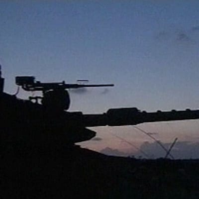 Israelilaissotilas tankin katolla Gazan alueella 9. tammikuuta.