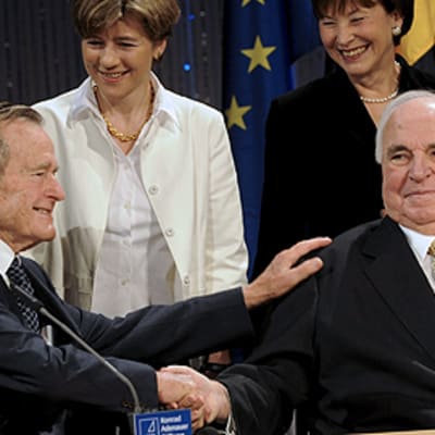 Yhdysvaltain entinen presidentti George Bush ja Saksan entinen liittokansleri Helmut Kohl istuvat ja kättelevät toisiaan Saksojen yhdistymisen vuosijuhlassa 31.10.2009.