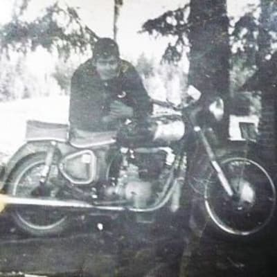 Juhani Suolahti ja vanhan kuvan itäsaksalainen moottoripyörä