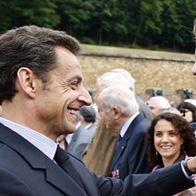 Nicolas Sarkozy kättelee poikaansa Jean Sarkozya Charles de Gaullen toisen maailmansodan aikaisen vetoomuspuheen muistopäivänä 18.6.2009.