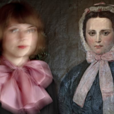 Valokuvateoksessa näkyy vasemmalla epäterävä nuori nainen, jonka taustalla oikealla on öljyvärimaalaus naisesta, jolla on hieman samantyyppiset kasvot ja samanlainen vaaleanpunainen rusetti kaulassa.
