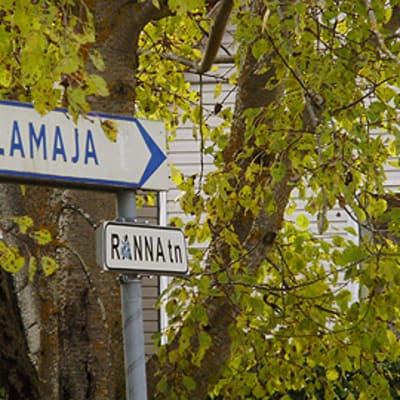 Kyltti, jossa lukee "vallamaja" kunnantalon edessä Virossa.