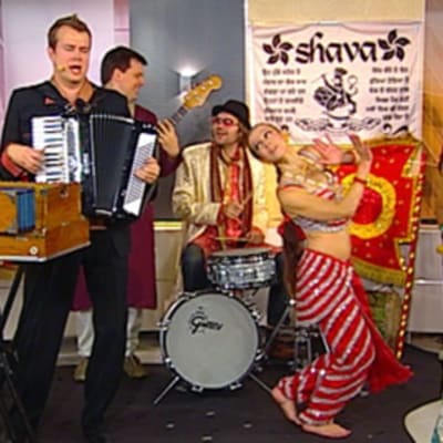 Intialaisia vaikutteita esityksissään viljelevä Shava-yhtye.