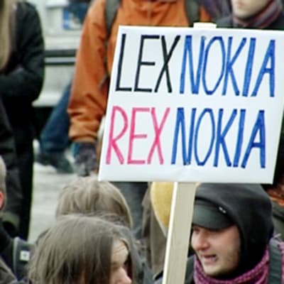 Mielenosoittajat vastustavat Lex Nokiaa.
