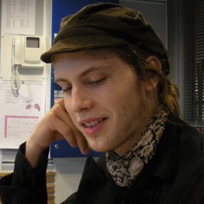 Runoilija Miki Liukkonen.