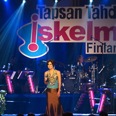 Anne Mattila esiintyy vuonna 2008 Tapsan Tahdit-tapahtumassa, jossa Iskelmä-Finlandia palkinnot jaetaan.