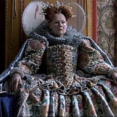 Judi Dench kuningatar Elisabetina elokuvassa Rakastunut Shakespeare