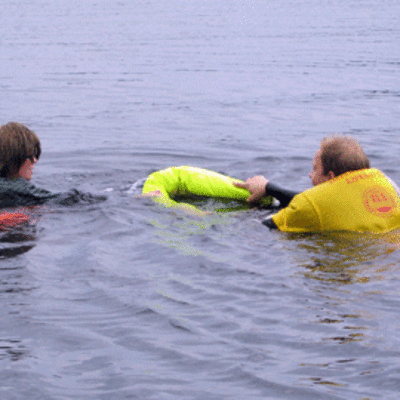 Tumpeloa pelastetaan yleisön edessä Viisaasti vesillä -tapahtumassa Kajaanissa.