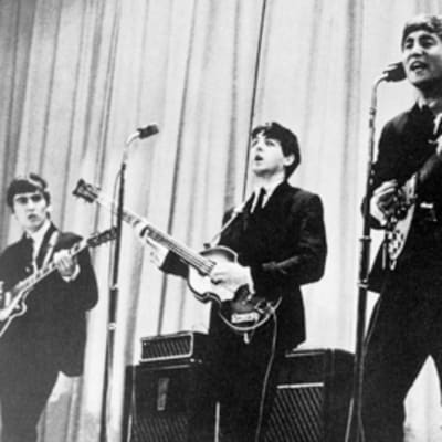 The Beatles esiintyy.