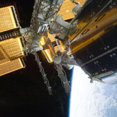 Tämänkertaisen lennon ensimmäisellä avaruuskävelyn suorittivat astronautit Danny Olivas ja Nicole Stott.