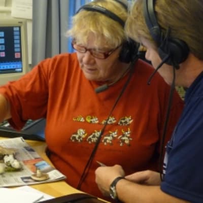 Paula Kangas tutkii sieniä Satakunnan Radion studiossa toimittaja Tapio Termosen kanssa.