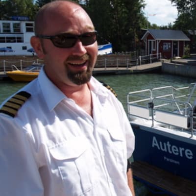 Janne Lehto kurvasi aluksensa m/s Autere Nauvon satamaan.
