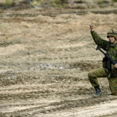 Upseerikokelas antamassa etenemiskäskyä käsimerkein.