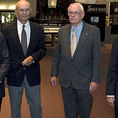 Apollo 11:n miehistön jäsenet Buzz Aldrin (vas.), Michael Collins, Neil Armstrong sekä NASA:n komentokeskuksen perustaja ja entinen Johnsonin avaruuskeskuksen johtaja Chris Kraft