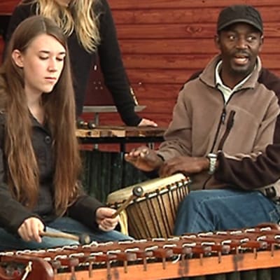 Kuvassa soittajia African workshopissa.