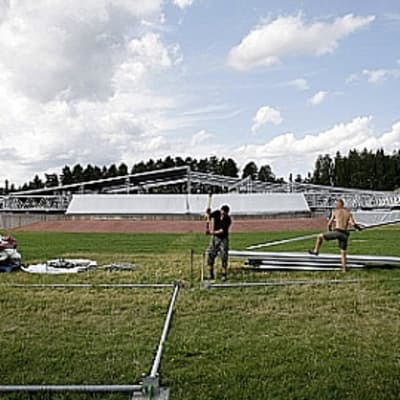 Building the stage and tent for mixer-table on Saturday at Kirjurinluoto Arena.