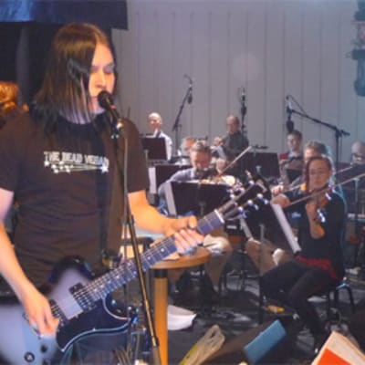 Rock-yhtye Sara harjoittelee Joensuun kaupunginorkesterin kanssa.