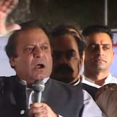 Pakistanilainen oppositiojohtaja Nawaz Sharif puhuu kannattajilleen kättä heiluttaen.