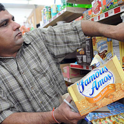 Kauppias Raj Shah poisti saastuneita maapähkinätuotteita kauppansa hyllystä Blakelyssa, Georgiassa 26. tammikuuta.