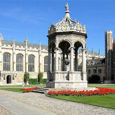 Cambridgen Trinity Collegen sisäpiha, jossa kauniisti koristeltu suihkulähde ja 1600-luvulta peräisin olevia rakennuksia