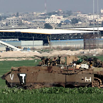 Israelin armeijan miehistönkuljetusajoneuvo etenemässä Gazan kaupungin laidalla