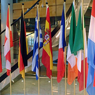 Euroopan Parlamentin lippu ja Eu-valtioiden lippuja rivissä