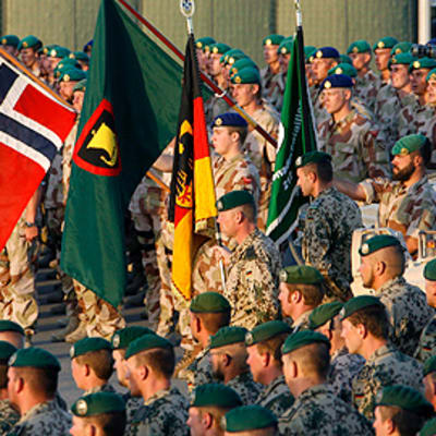 Norjalaisia (taustalla) ja saksalaisia kriisinhallintajoukkoja vahdinvaihtoseremoniassa Mazar-e-Sharifissa Afganistanissa 30. kesäkuuta 2008.