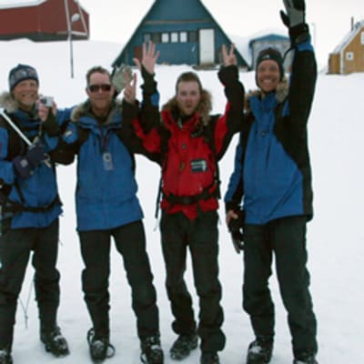 Raimo Västinsalo (vas.), Timo Stenros, Kari Kossila ja Jani Kokko vaelsivat Grönlannin halki.