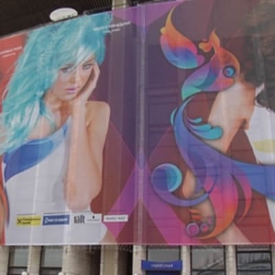 Eurovision vuoden 2009 laulukilpailun esiintymisareenan rakennus. Ulkoseinässä mainoslakana, jossa naisten kuvia ja laulukilpailun logo.