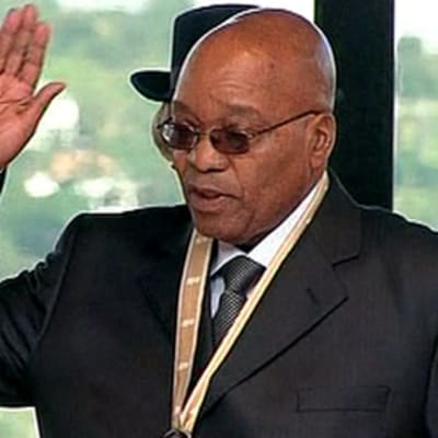 Etelä-Afrikan presidentti Jacob Zuma vannoo virkavalansa. Oikea käsi pystyssä.