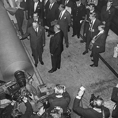 Britannian pääministeri Harold McMillianin tutustumassa Valkeakosken paperitehtaaseen 1963.