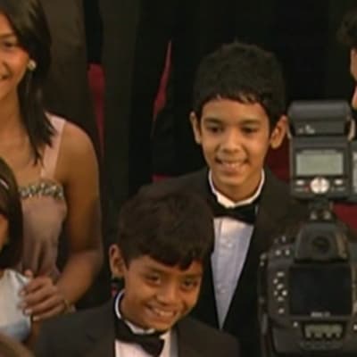 Slummien miljonääri -elokuvien lapsitähtiä Oscar-gaalassa valokuvattavana