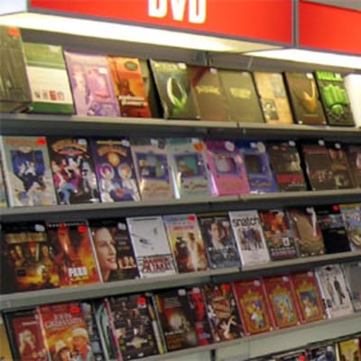 DVD-levyjä kaupan hyllyssä.