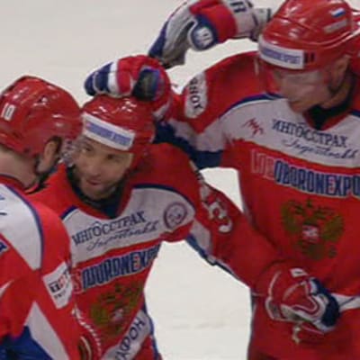 Venäjän pelaajat juhlivat Maksim Sushinskin maalia.